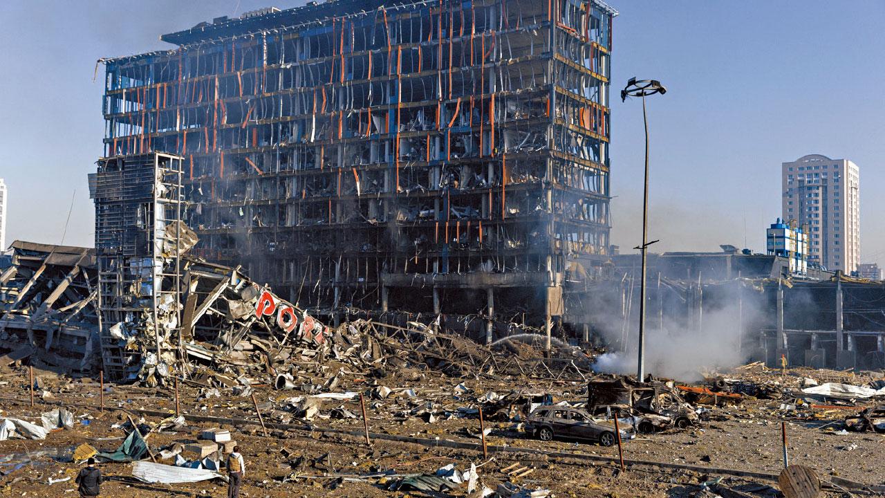 滿目瘡痍 基輔商場遭轟炸最少8死 俄迫馬里烏波爾投降