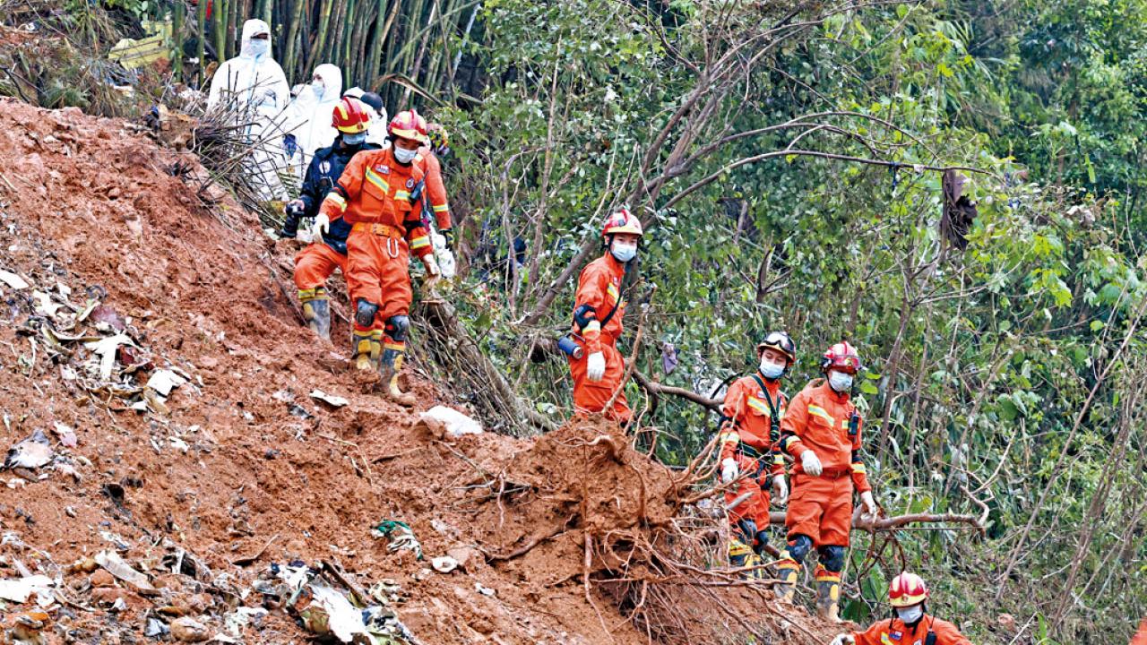東航空難撞擊點深20米 第二個黑盒無信號