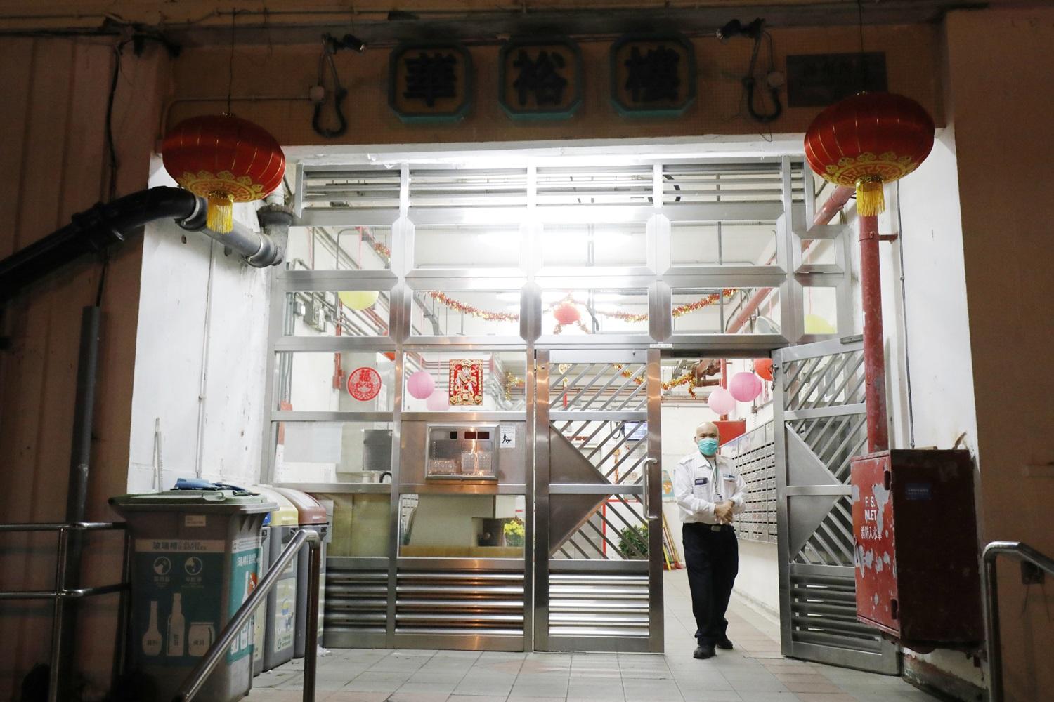 疫情｜20萬住宅大廈清潔  保安將收150萬份快測包和口罩