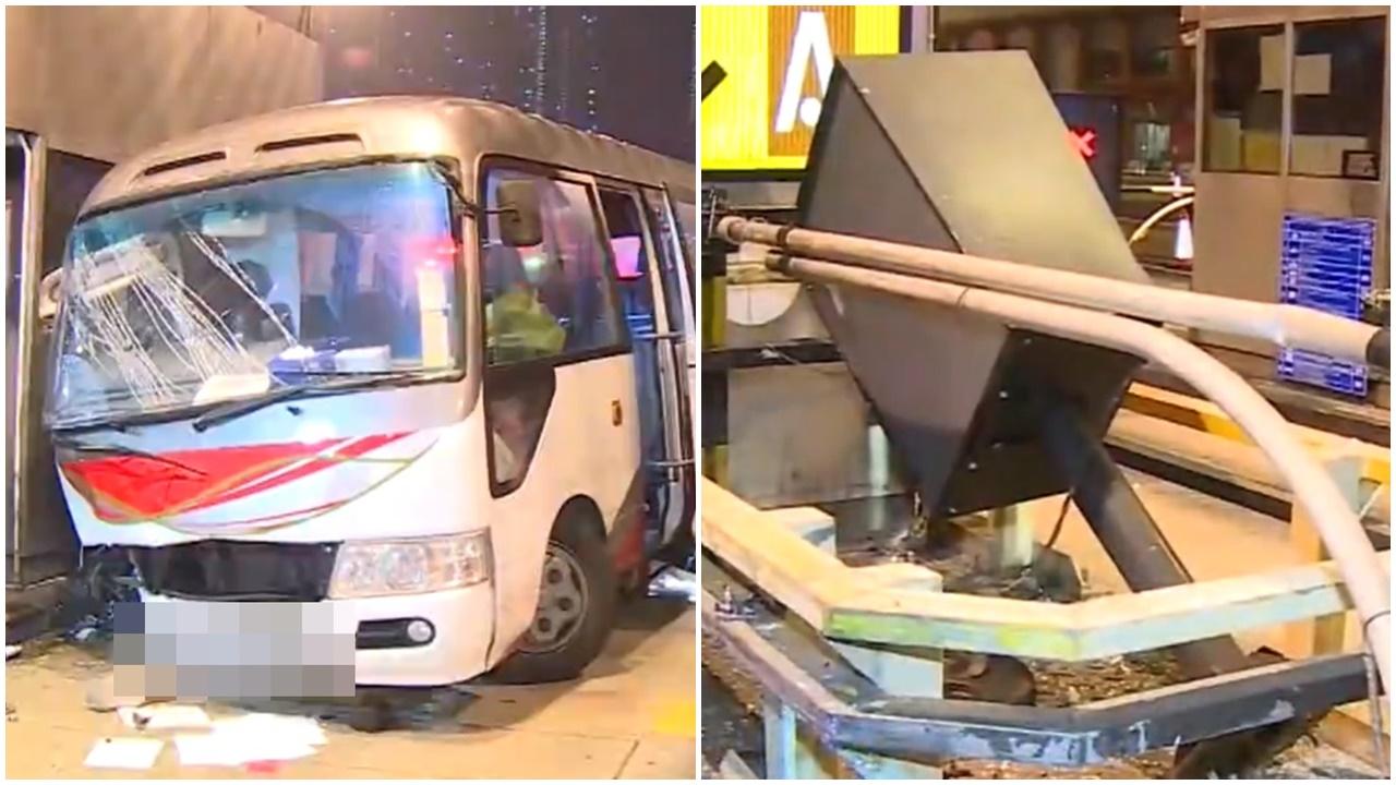 東隧有私家小巴失事撞收費亭，連同司機3人受傷送院。(電視截圖)