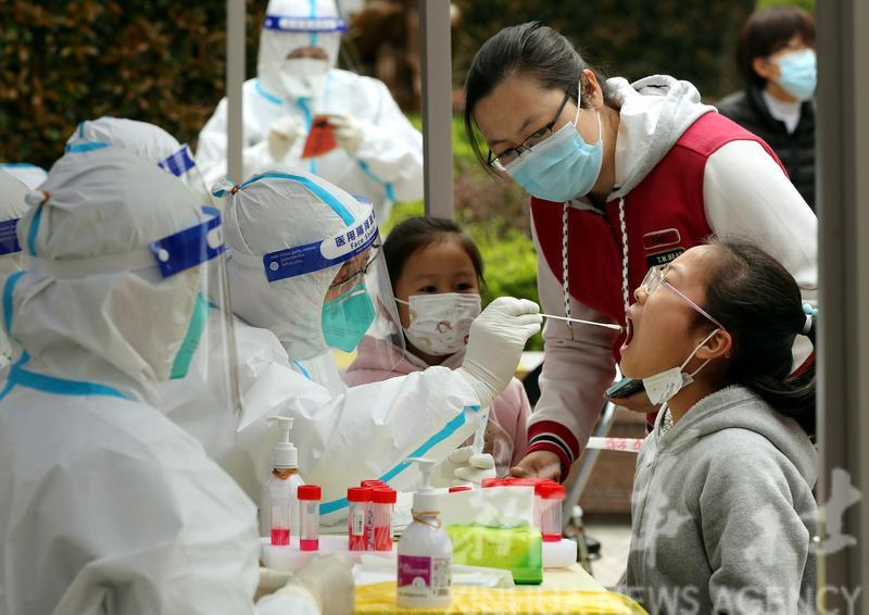 上海封控，市民進行核酸檢測。(新華社圖)