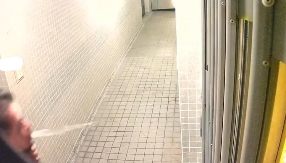 葵涌邨單位外吐口水