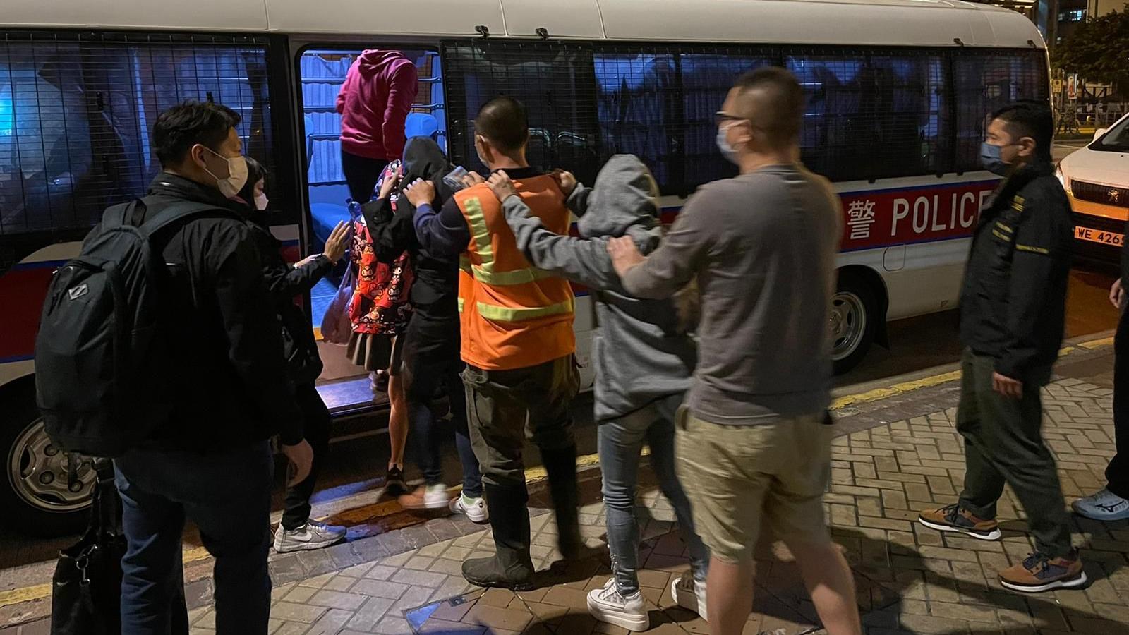 警方昨晚在油尖旺區搗破無牌酒吧及非法賭檔，共拘捕20名男女。