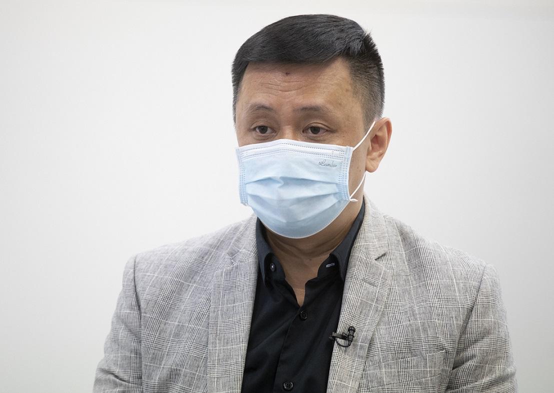 本身是醫管局公眾投訴委員會成員的鄧飛，盼援港醫護及早了解投訴和意見機制，讓他們能安心工作。(資料圖片／蘇文傑攝)