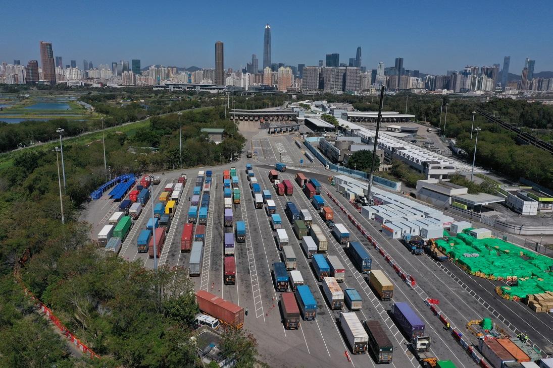 跨境貨車司機在港出發往內地前，需要在管制站接受快速核酸檢測。(資料圖片)