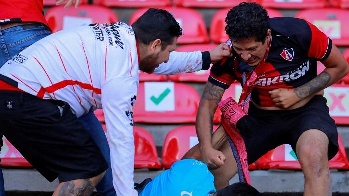 墨西哥足總就上星期球迷打鬥事件作出裁決，涉事球會被罰主場閉門一年。(路透社)