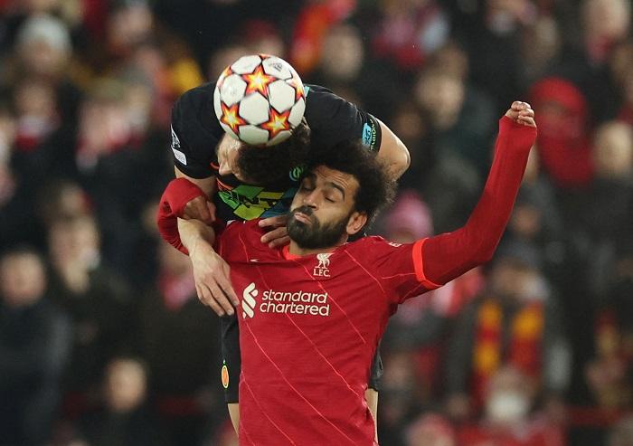 國米的比列錫力壓利物浦的沙拿頂贏頭槌。(路透社)