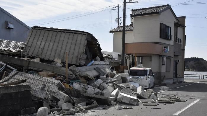 在周三地震後，一名82歲男子在家中被困36小時後獲救。(路透社)