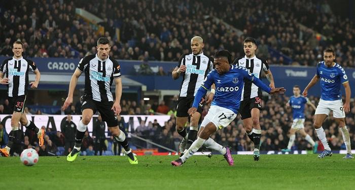 伊禾比在補時9分鐘建功，協助愛華頓擊敗紐卡素。(路透社)