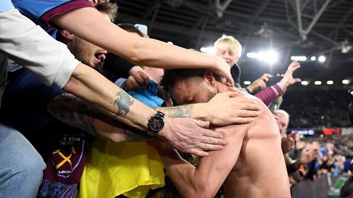 耶莫蘭高賽後與拿着烏克蘭國旗的球迷慶祝。(路透社)