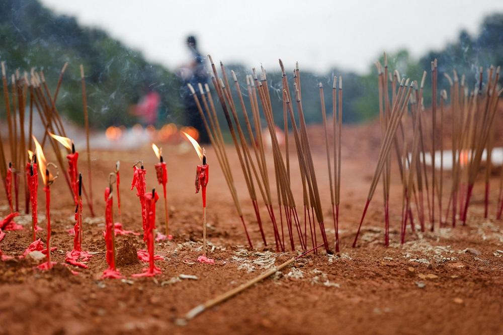 東航墜機現場附近村民舉行路祭。(路透社)