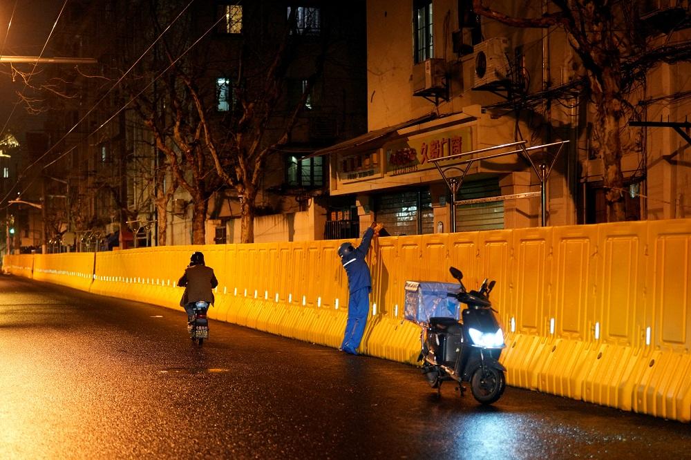 上海浦東明日不完全解封，劃分封控區、管控區和防範區繼續精準防控。(路透社)