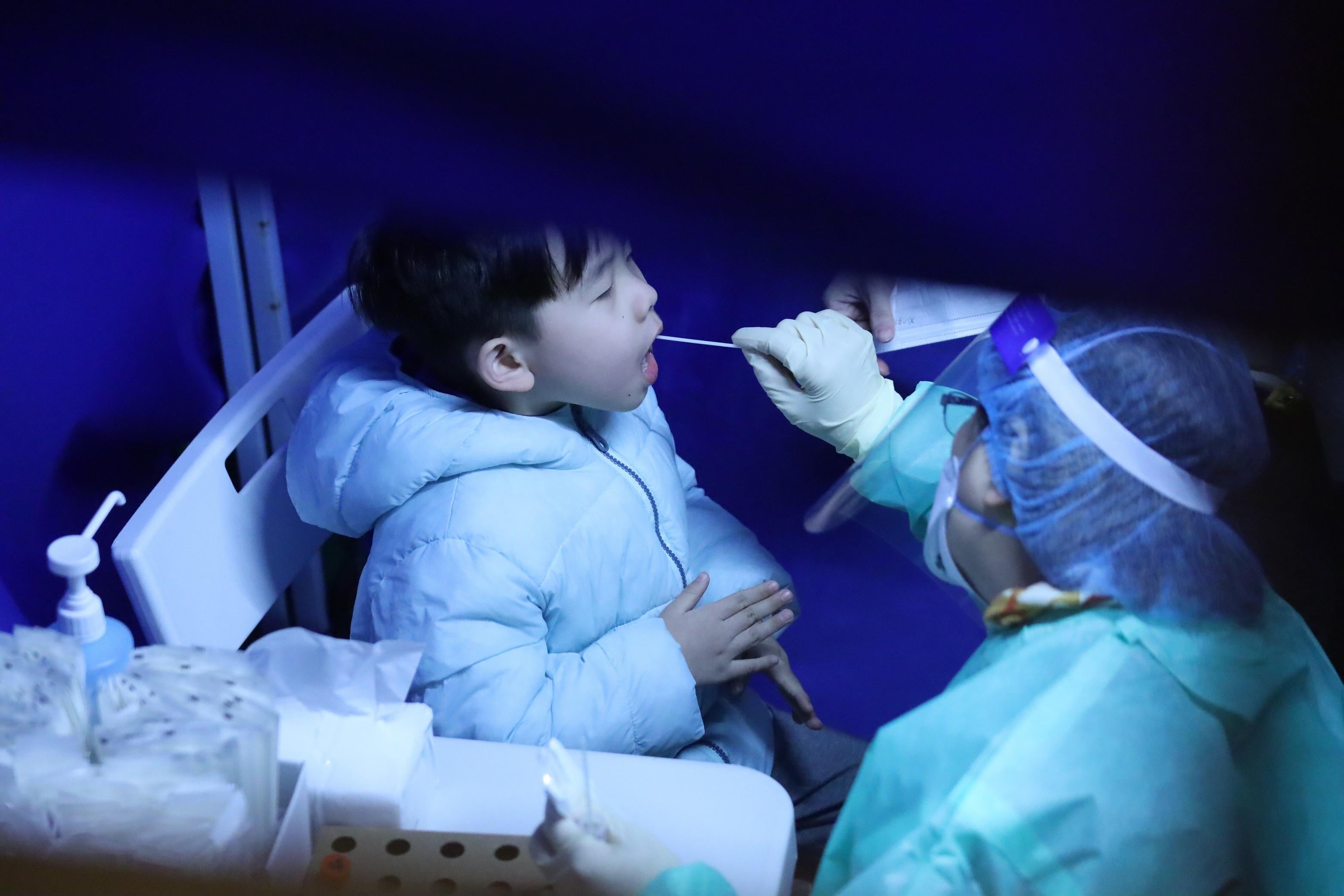 秀茂坪邨秀賢樓圍封檢測。(資料圖片／鍾式明攝)