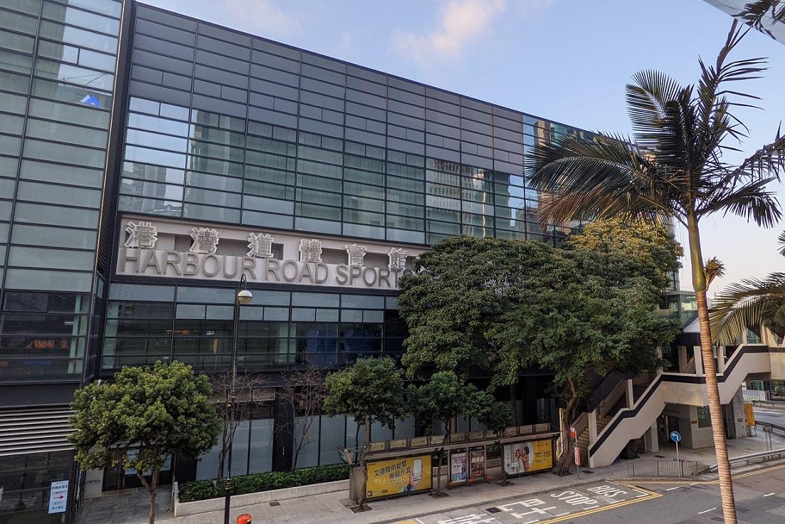 港灣道體育館周三起成為長者暫託中心，供病情較輕或穩定的醫管局長者病人入住。(羅庸軒攝)