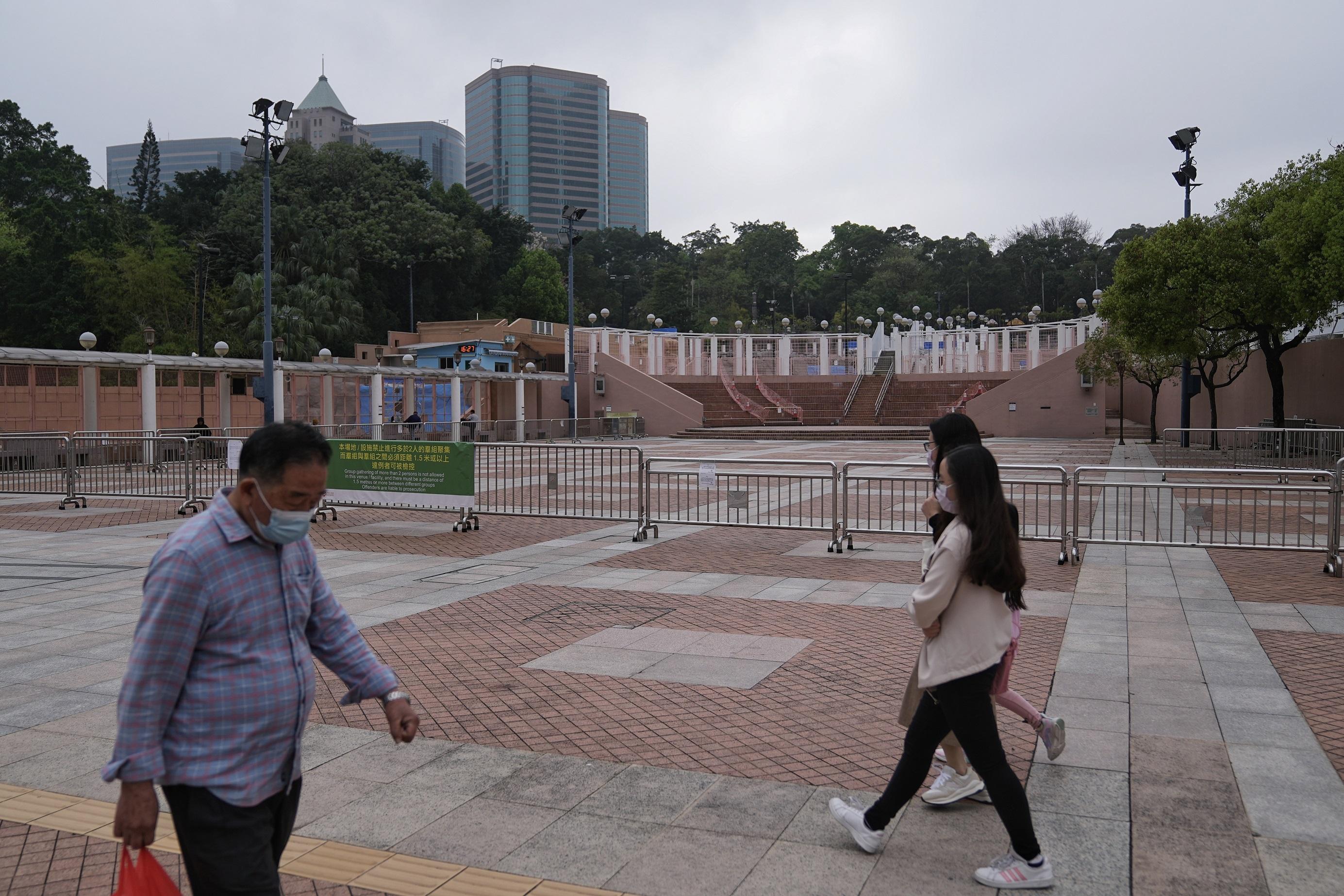 政府擬於4月21日起分階段放寬社交距離措施。(資料圖片／夏家朗攝)