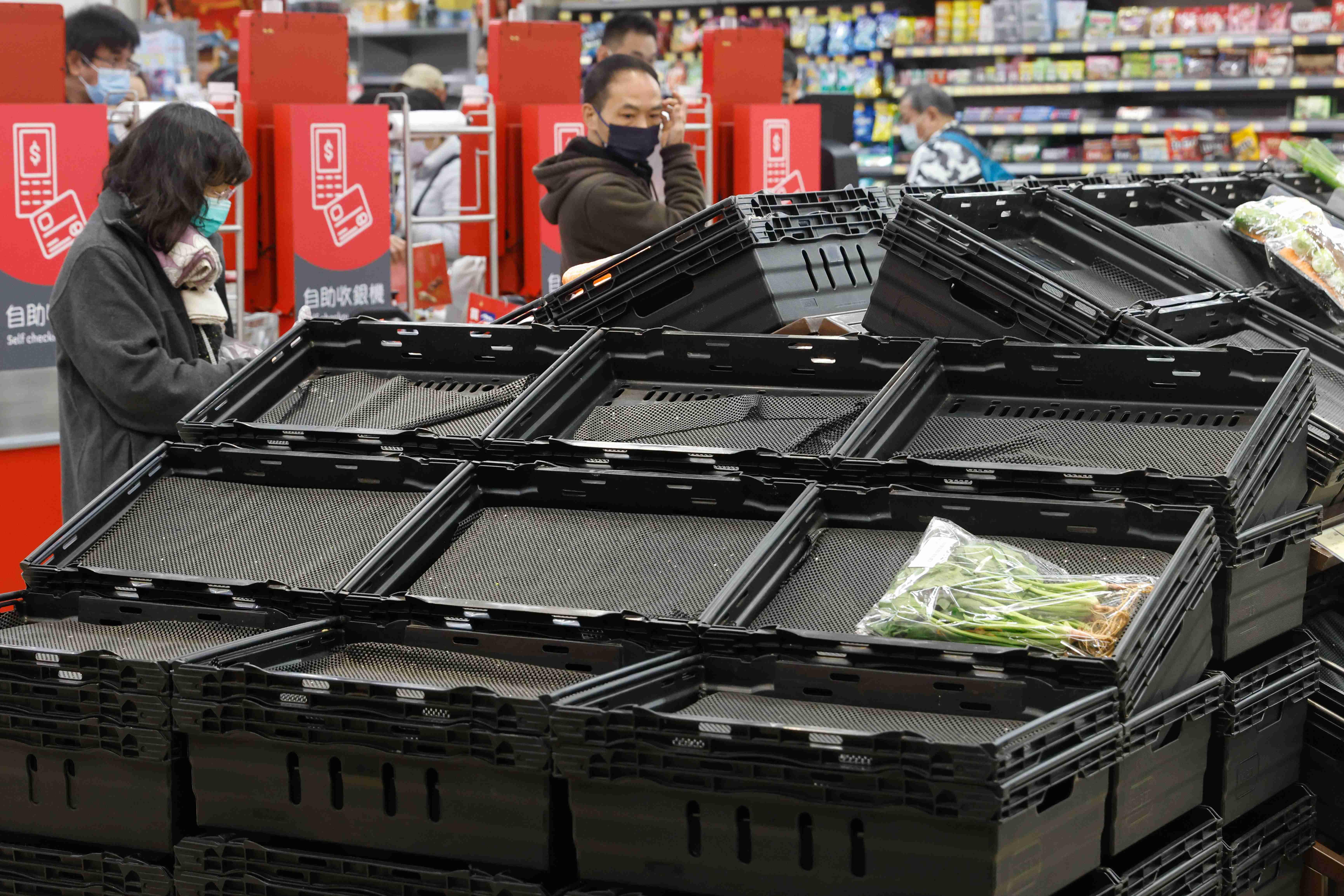 超級市場蔬果貨架清空。