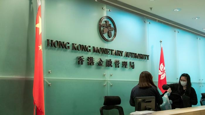 金管局指，本港上月底官方外匯儲備資產減至4,909億美元。