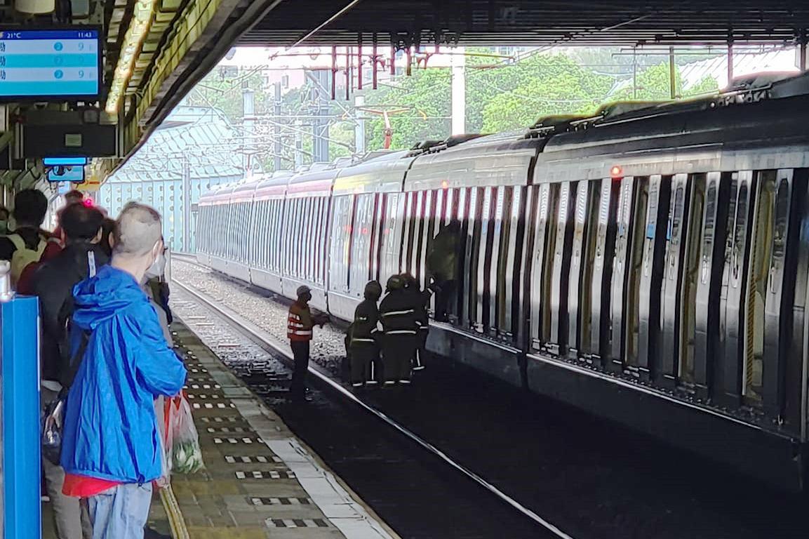 港鐵表示有人進入粉嶺站路軌。(網民Chun Kit Fan@FB「香港突發事故報料區」群組)