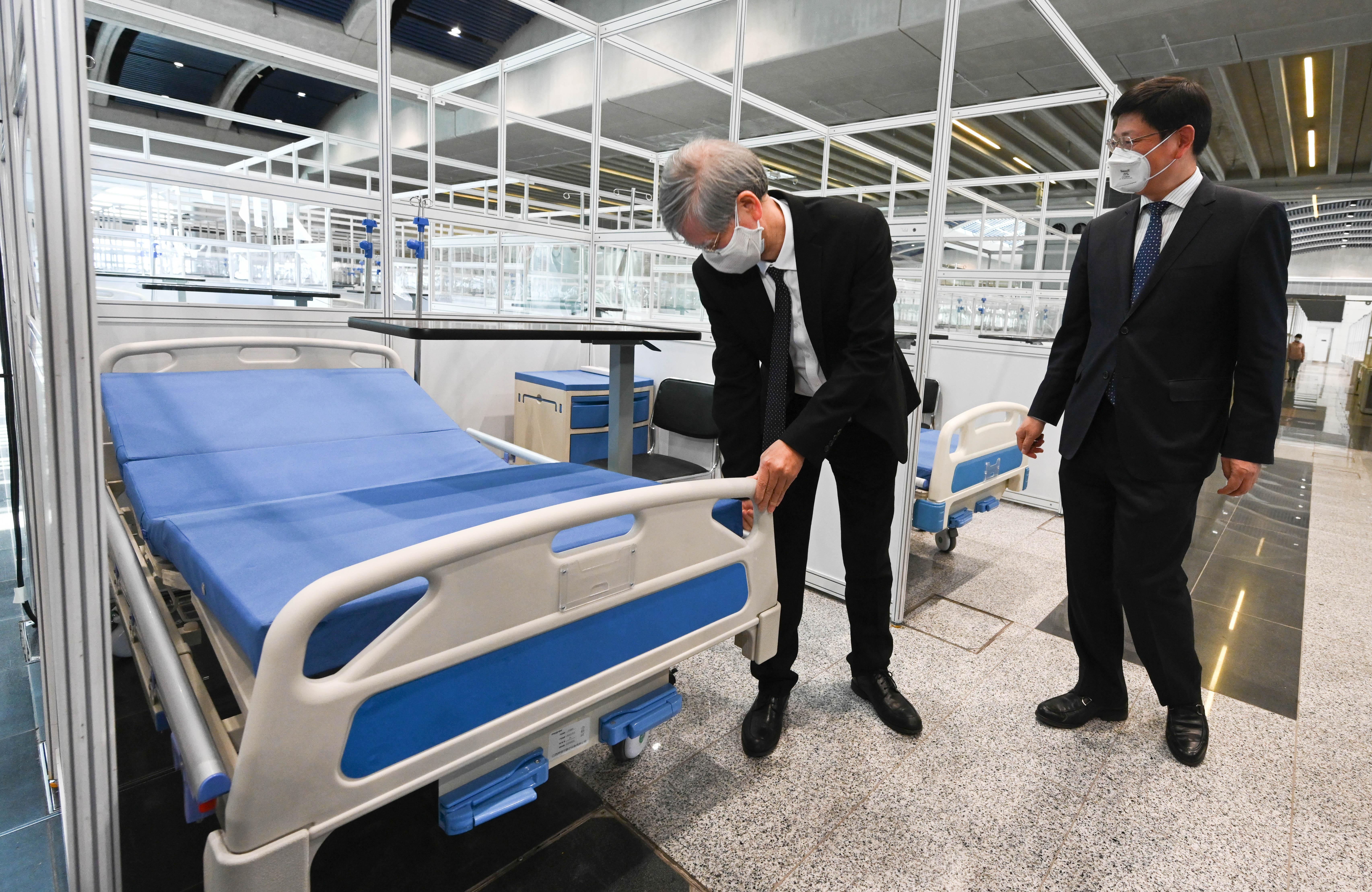 羅致光視察啟德郵輪碼頭暫托中心。(政府新聞處)