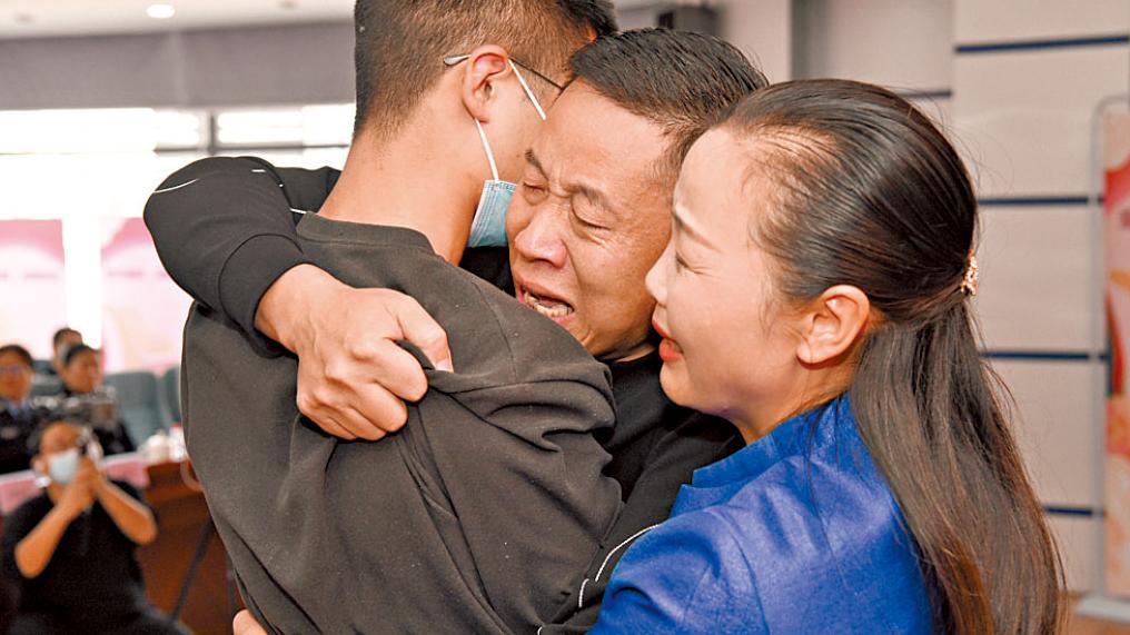 全國兩會｜鐵鏈女等案惹關注 公安部展開打拐行動