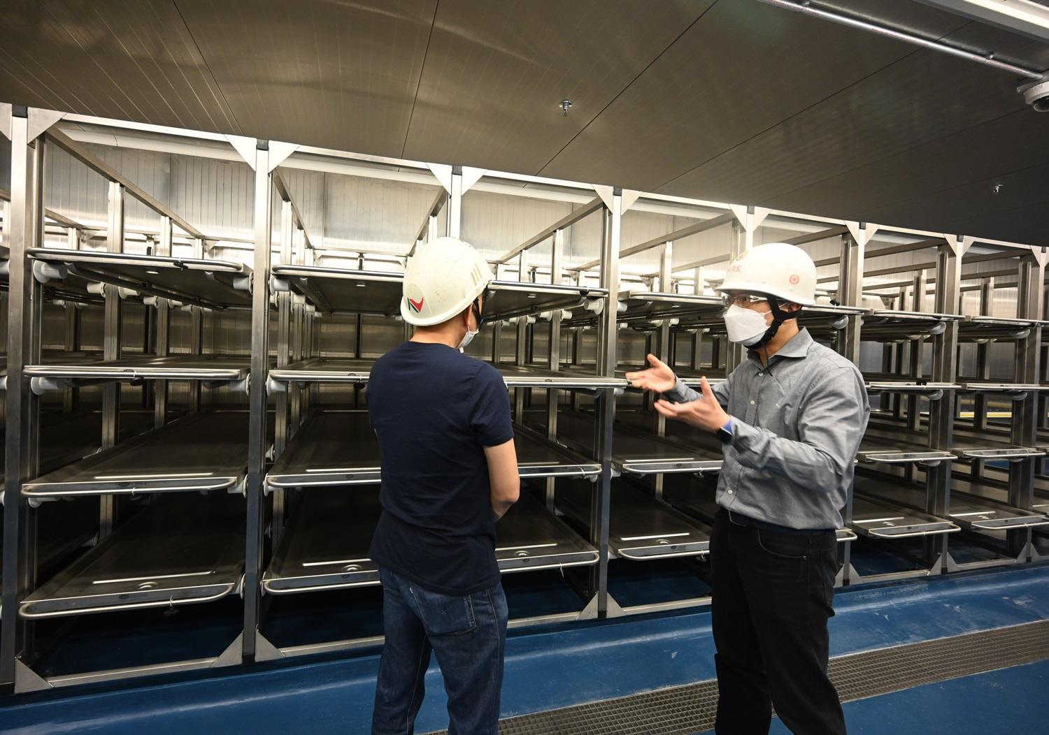 疫情｜林文健參與殮房處理遺體工作 檢視新富山公眾殮房設施