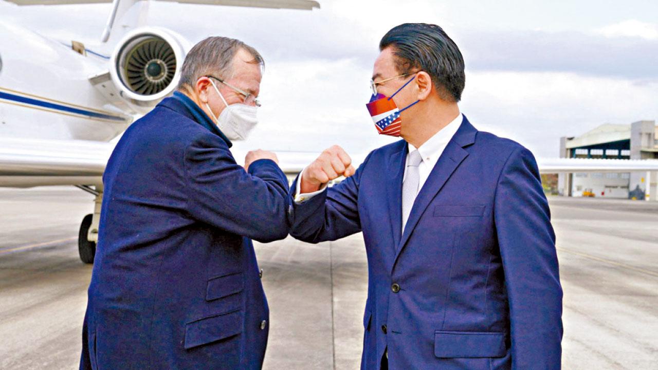 拜登代表團與蓬佩奧先後訪台 北京：美方撐台是徒勞