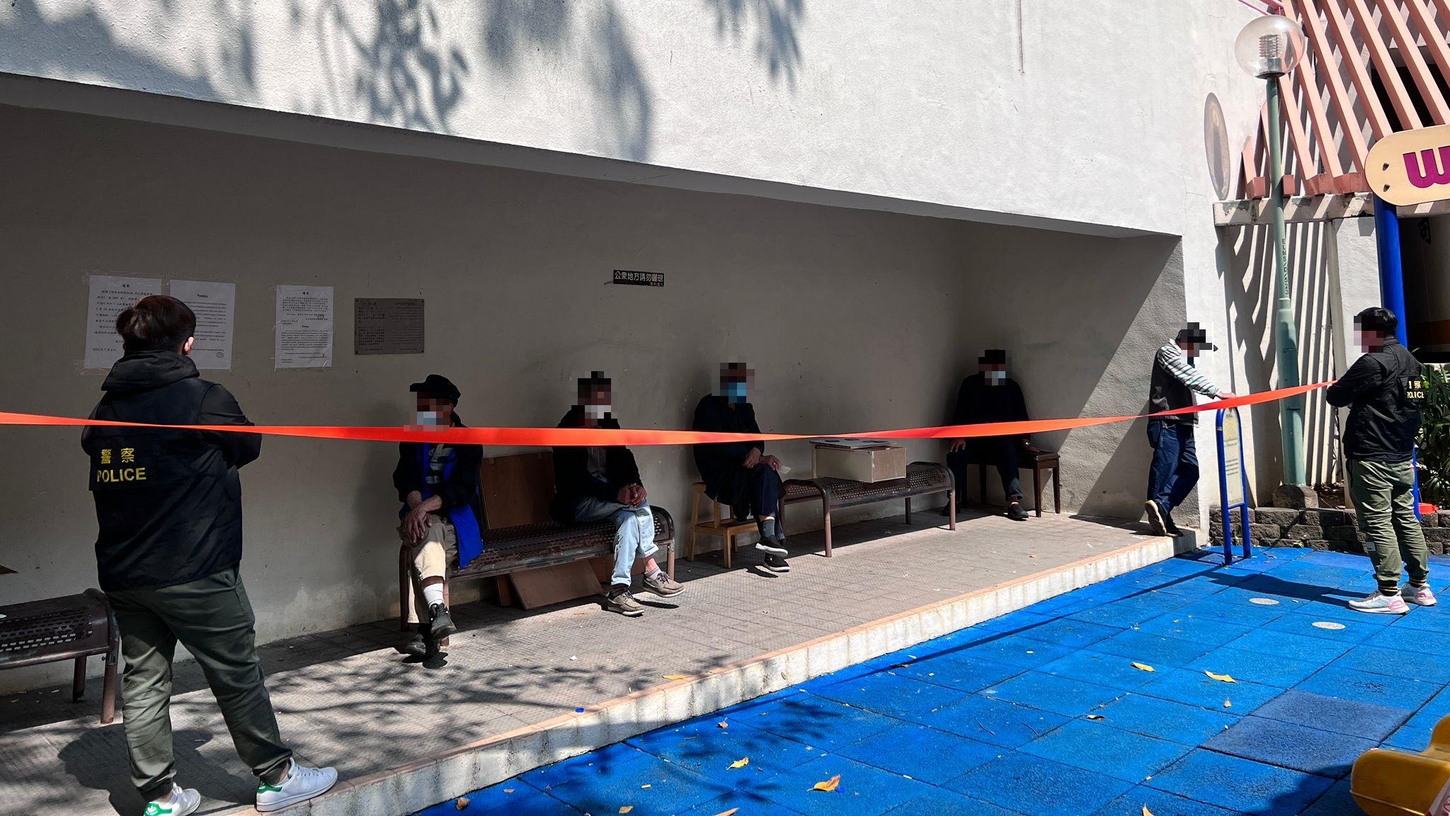 5名涉嫌違反限聚的男子被警方票控。(警方圖片)