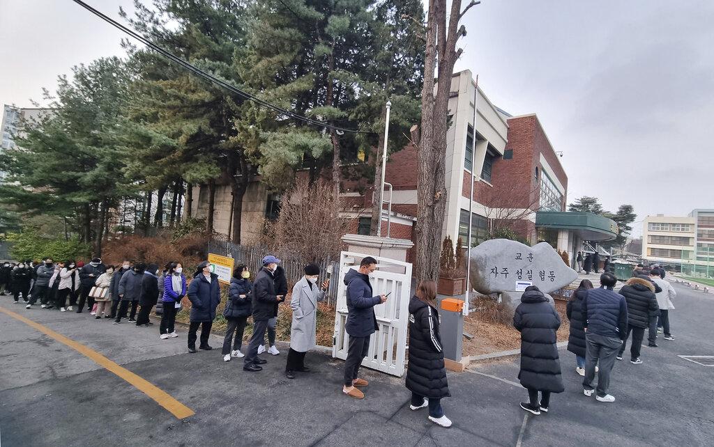 首爾一個票站大排長龍。(美聯社)