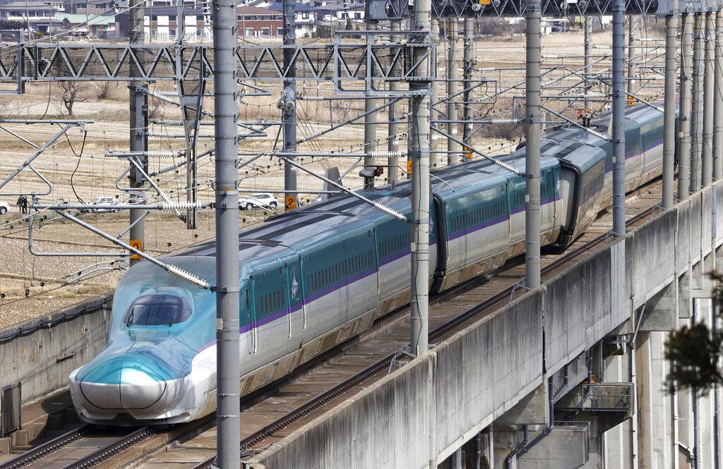 脫軌的新幹線列車已被移離路軌，預計下月中可全線重開。(美聯社)