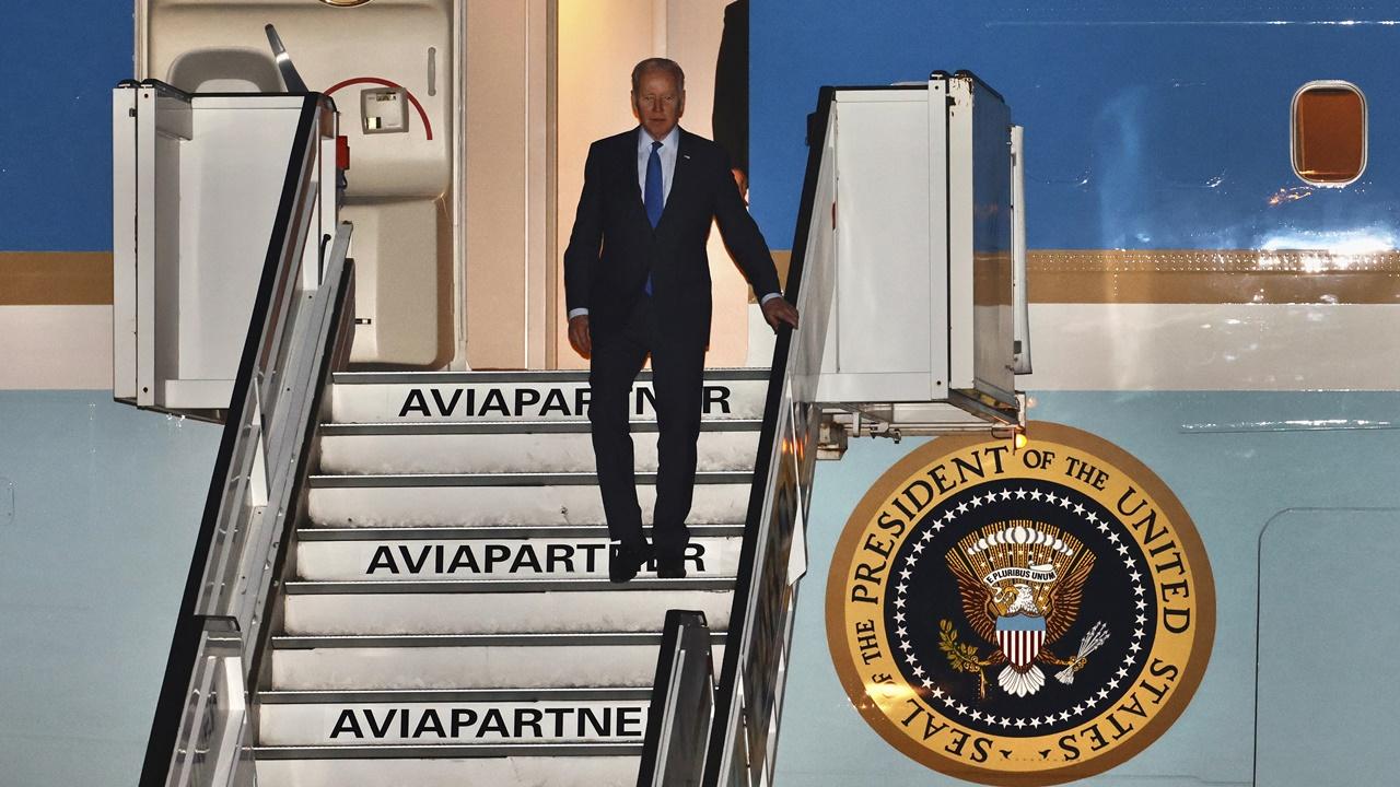 拜登飛抵比利時，料周五公布對俄新制裁。(AP)