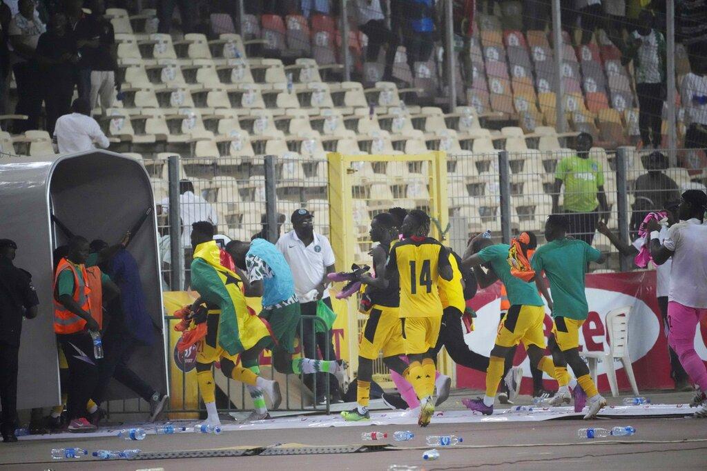  大批主場球迷向球場投擲雜物，加納球員倉皇逃回更衣室。(美聯社)