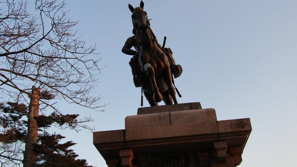 仙台景點的伊達政宗騎馬像，在地震後傾斜。(Twitter圖片)
