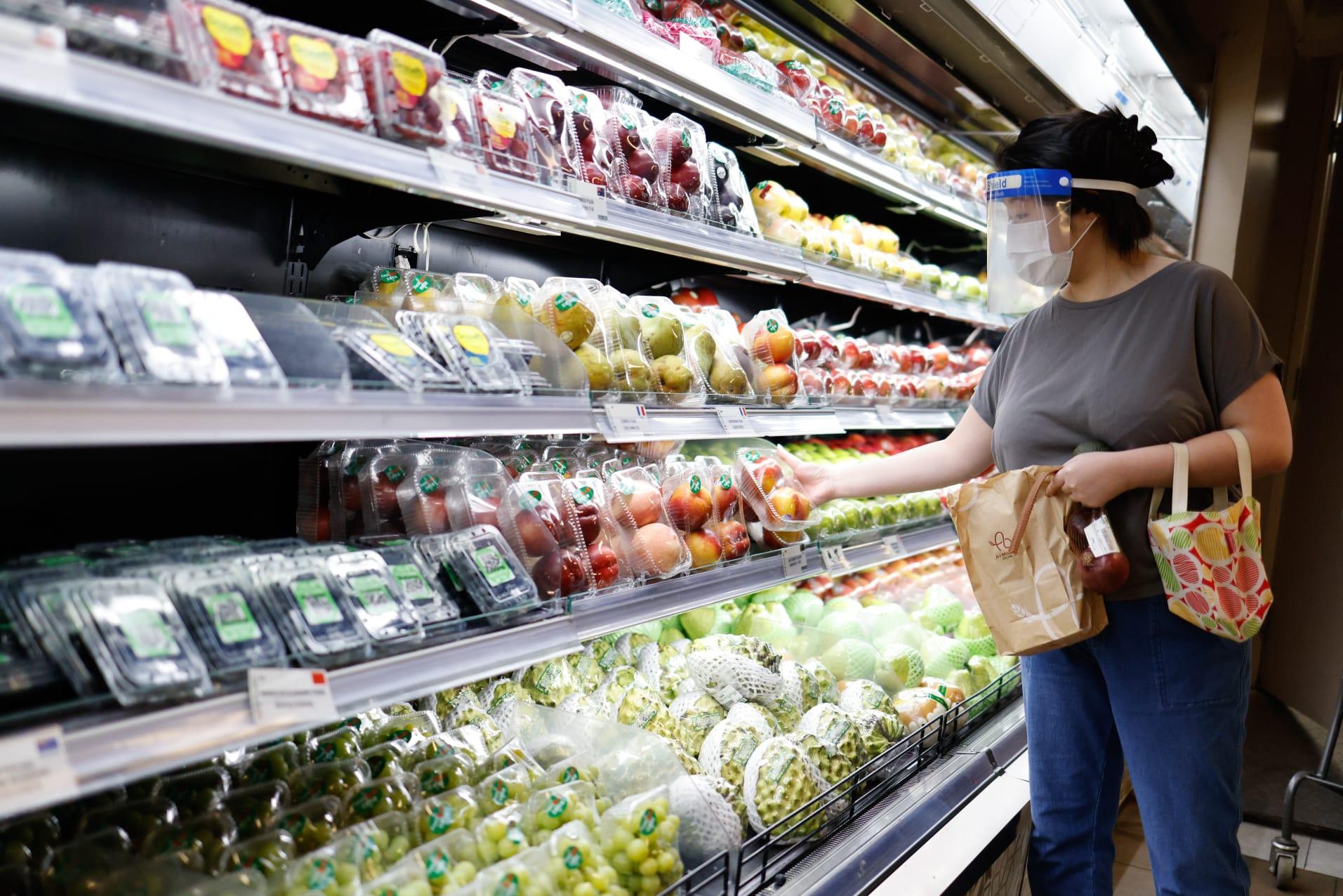 不少市民近日忙於到超市搶購食品「儲糧」。