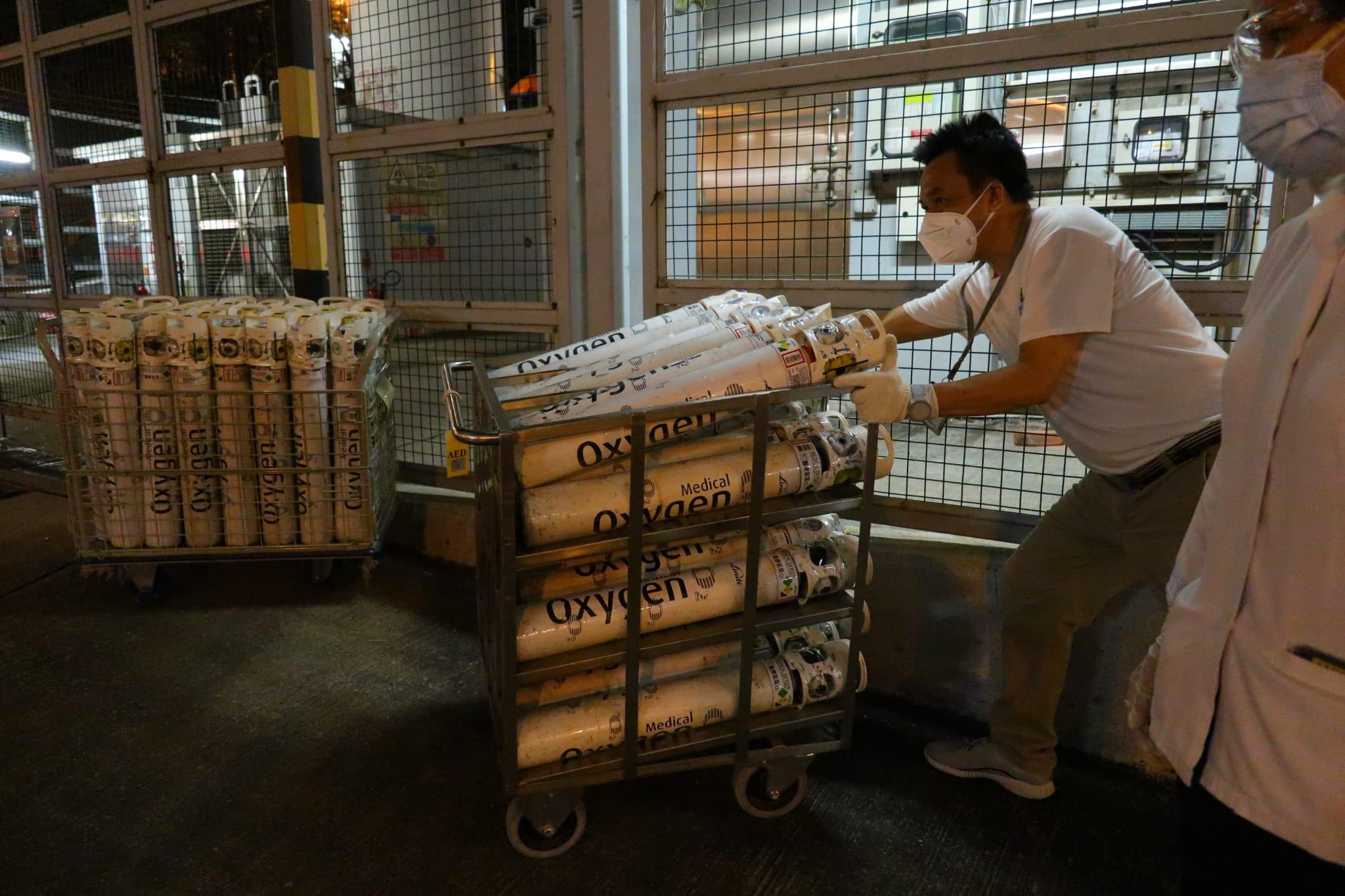 晚上有一批氧氣樽送抵伊利沙伯醫院。(鍾式明攝)