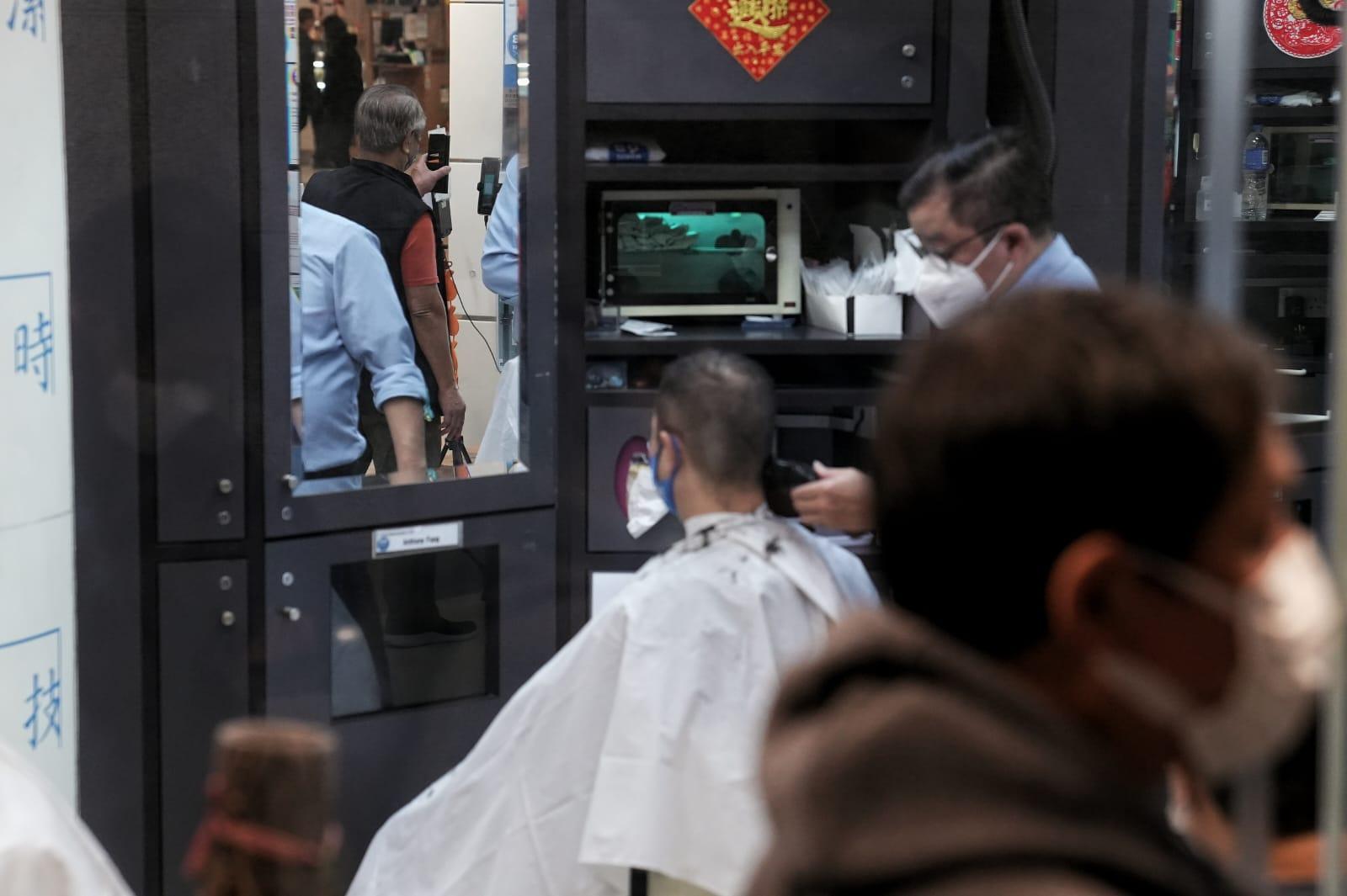 髮型屋及理髮店今日重開，顧客須掃描「安心出行」及出示針卡。(夏家朗攝)