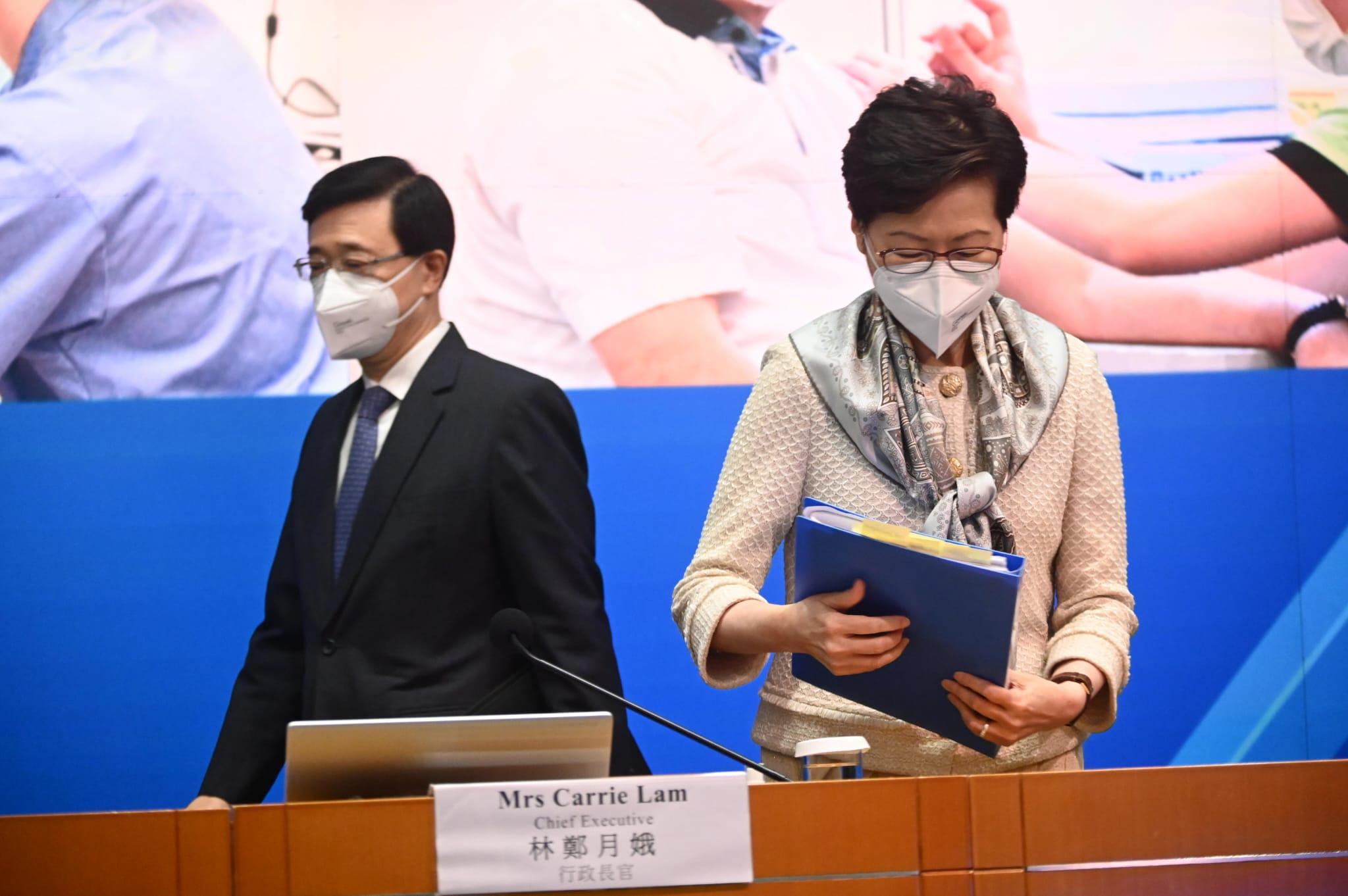 特首林鄭月娥(右)。