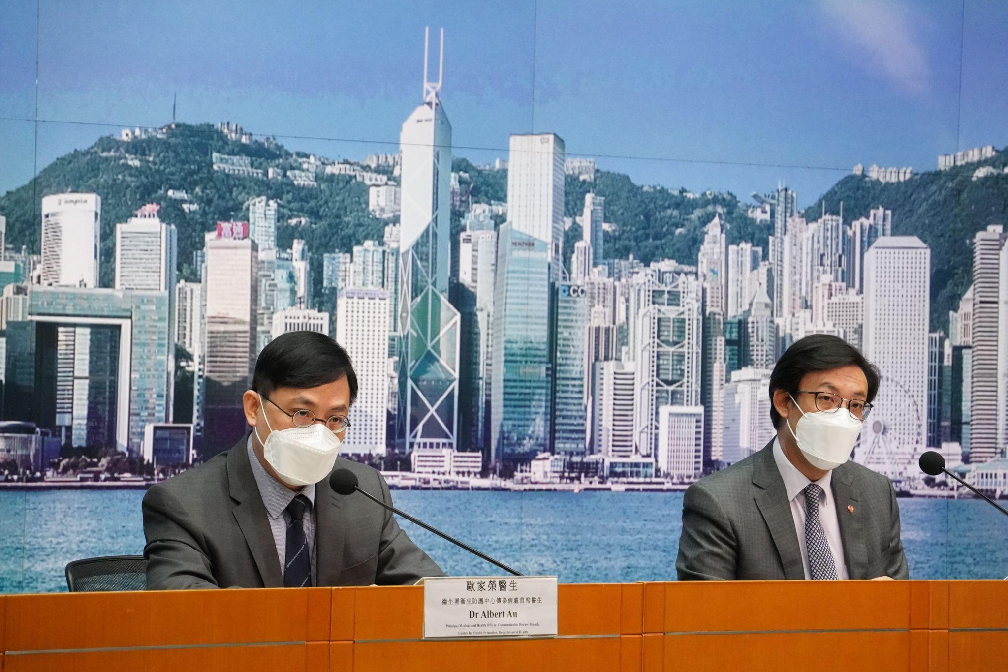 衛生防護中心傳染病處首席醫生歐家榮(左)醫管局總行政經理(綜合臨床服務)李立業(右)。