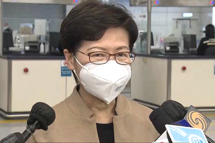 特首林鄭月娥於深圳灣口岸迎接內地中醫專家後見記者。(直播截圖)