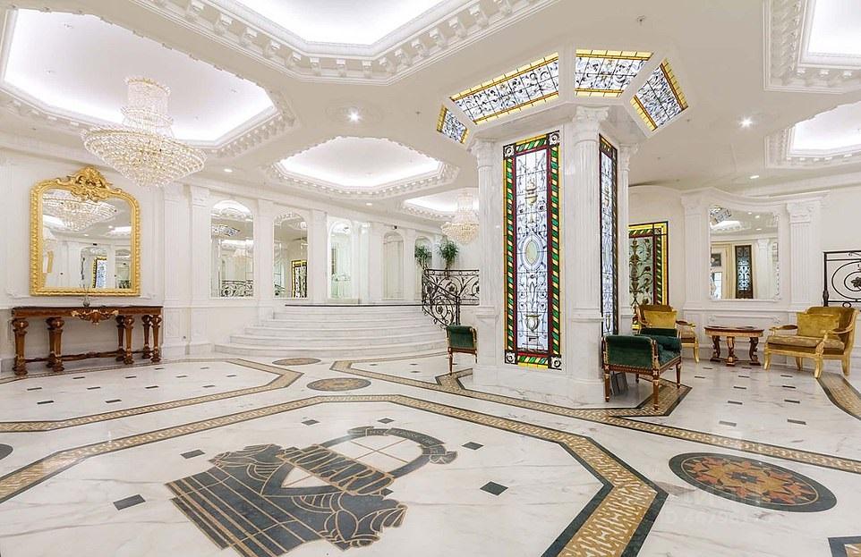 被指是普京私生女的羅佐娃所住豪宅的大堂。(互聯網)