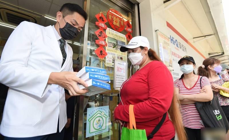 台灣今推實名購買快測包，民眾一早到藥局排隊購買。(互聯網)