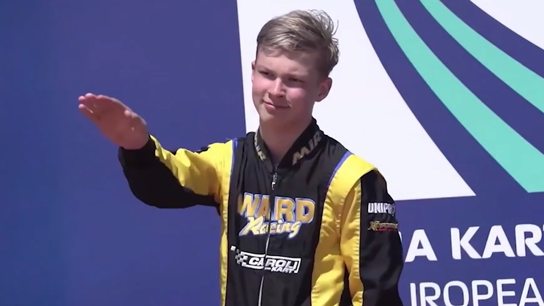 代表意大利的俄裔車手被指做納粹手勢，被國際汽聯指摘。(影片截圖)