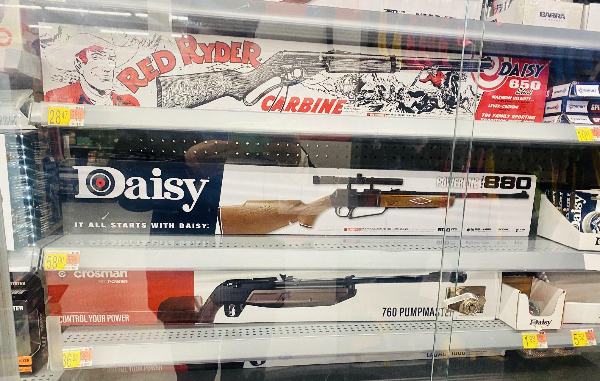 貝爾頓貼出沃爾瑪貨架上3把BB彈槍的照片。(互聯網)