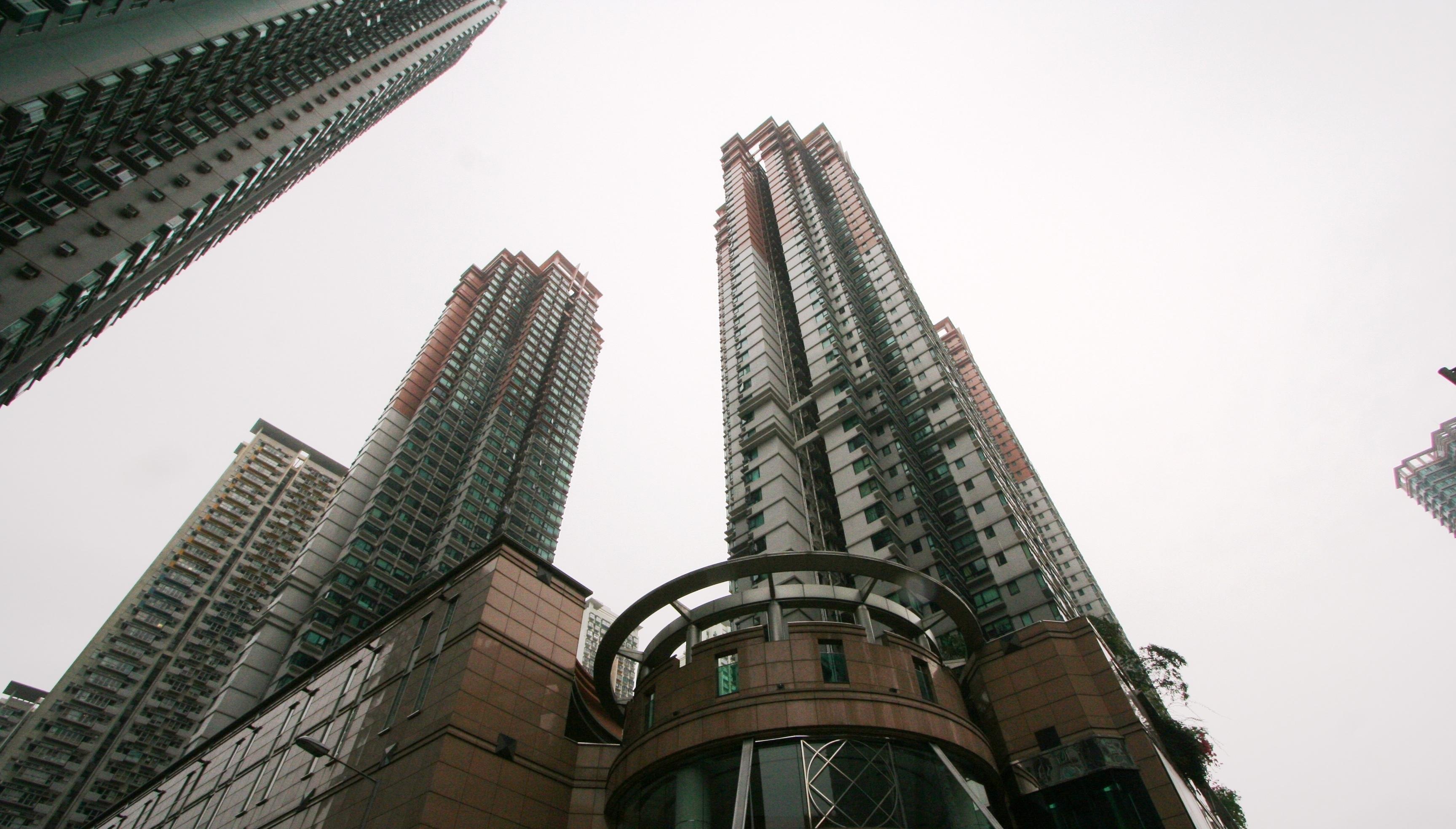 90後情侶打算買樓結婚，睇中新都城3期都會豪庭一低層單位，鍾情單位有大廚房，加上近期市況回暖，即落槌入市。