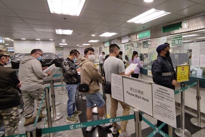 近日運輸署櫃位重開，大量市民需要大排長龍申請續牌，運輸署考慮向駕駛執照續牌試行派籌安排。