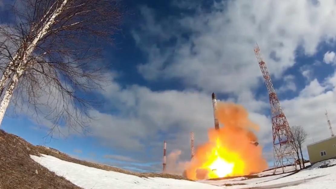 俄成功試射新型洲際彈道導彈，可㩦至少10枚核彈頭。(Twitter)