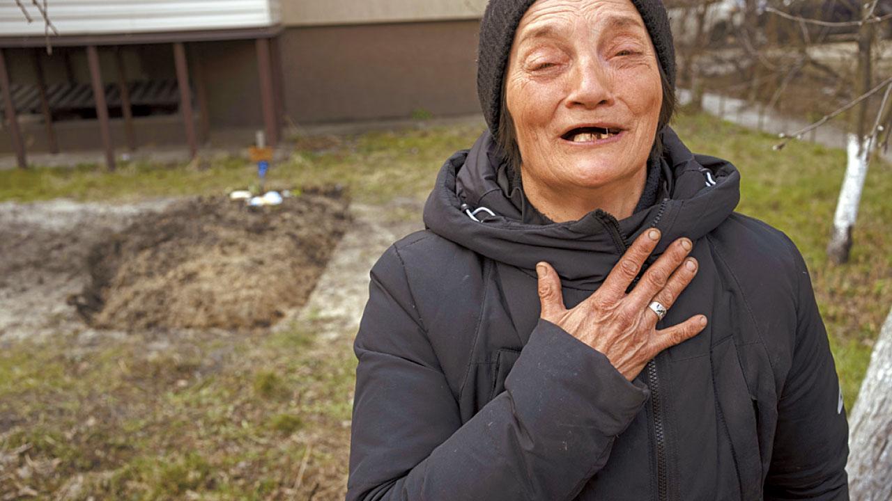 母餓死男童守墓旁 烏婦丈夫被拘伏屍樓梯