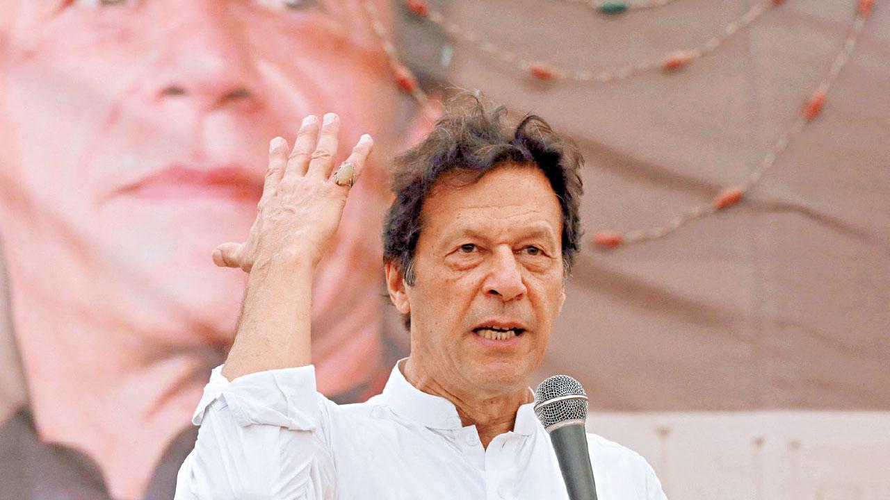 掌政3年 伊姆蘭汗失軍方支持落台 巴基斯坦總理首遭罷免