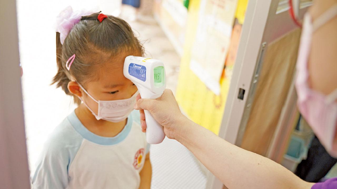 復課日日「撩鼻」惹爭議 政府無意全派快測 堅持每朝做