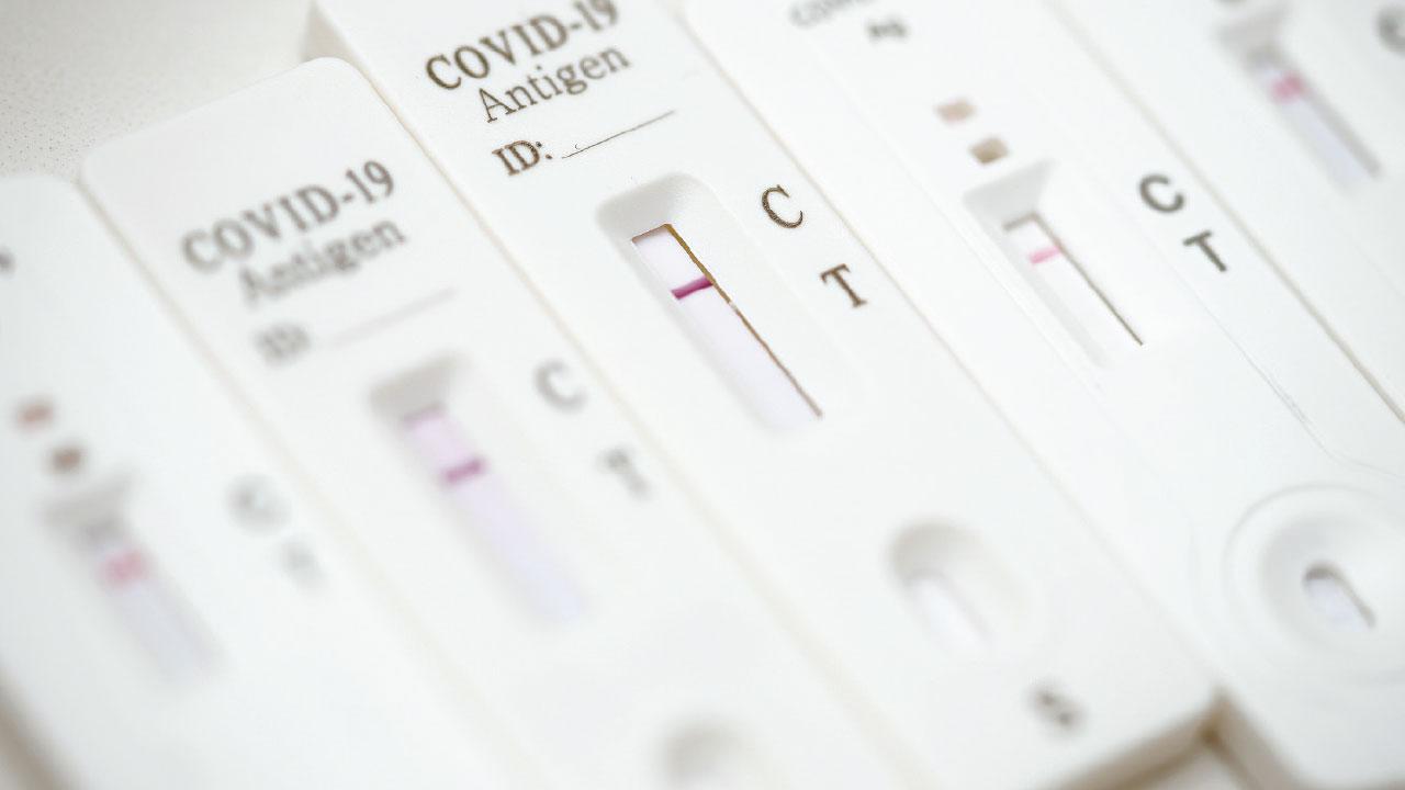 高峰回落增1921確診 預告復課返學密做快測 新疫情下不輕易再停課