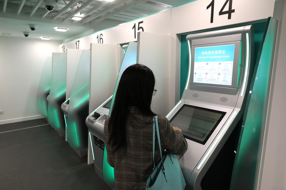 入境處各智能身份證換領中心明日起全面恢復服務。(資料圖片／陳奕釗攝)